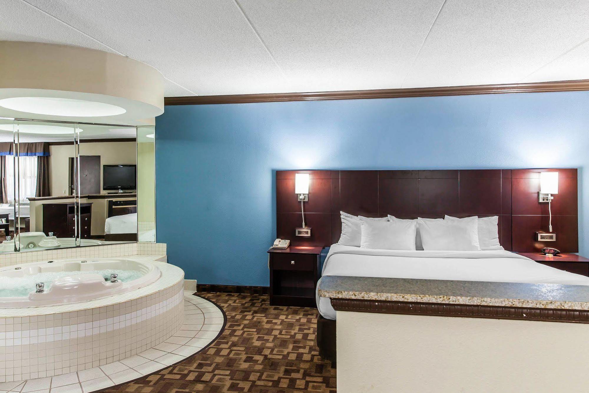 Comfort Inn & Suites Quakertown Bagian luar foto
